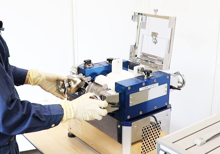 ロール隙間を調整している様子