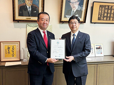 山本亨墨田区長から表彰状